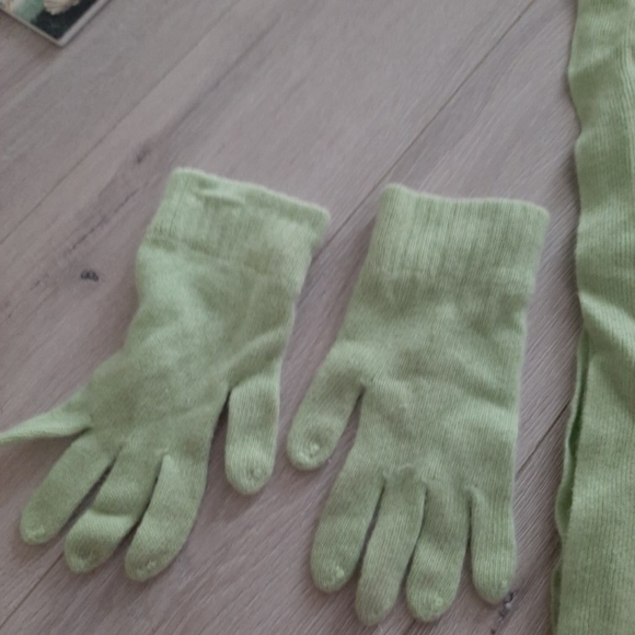 Scarf and gloves set - Picture 3 of 3